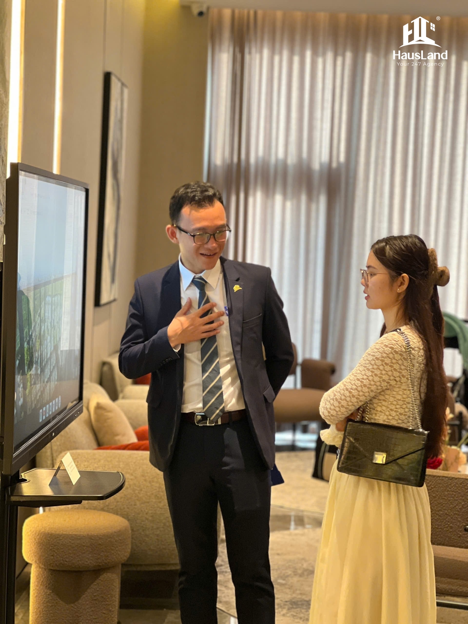 Đội ngũ HausLand tư vấn khách tham quan dự án Orchard Grand.